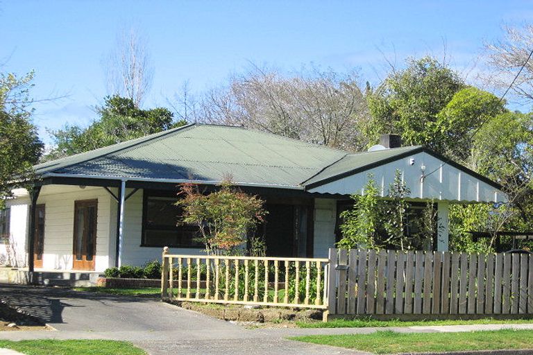 Photo of property in 86 Queenwood Road, Levin, 5510