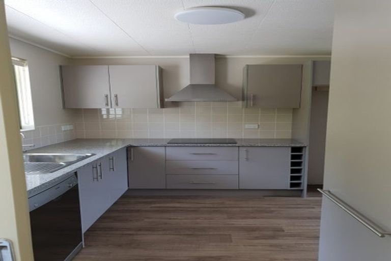 Photo of property in 17 Makiri Street, Helensville, 0800