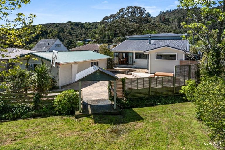 Photo of property in 76 Horoeka Street, Stokes Valley, Lower Hutt, 5019