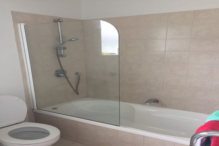 Photo of property in 4 Wharf Road, Te Atatu Peninsula, Auckland, 0610