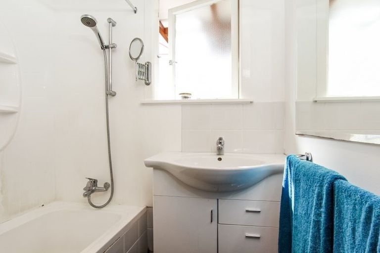 Photo of property in 12 Cron Avenue, Te Atatu South, Auckland, 0610