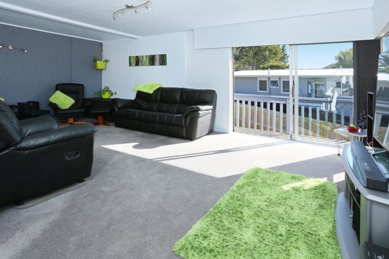 Photo of property in 10 Longreach Drive, Sunnyvale, Auckland, 0612