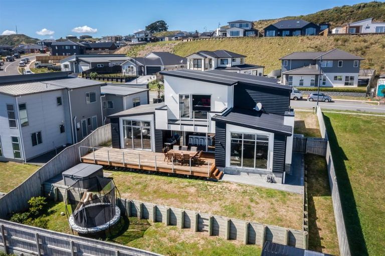 Photo of property in 78 Queen Charlotte Drive, Aotea, Porirua, 5024