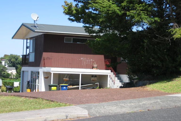 Photo of property in 25 Barker Rise, Northcross, Auckland, 0632