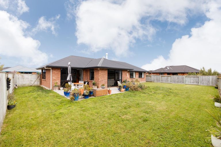 Photo of property in 15 Orlando Way, Kelvin Grove, Palmerston North, 4414