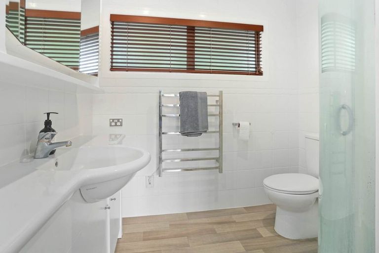 Photo of property in 16 Regal Place, Forrest Hill, Auckland, 0620