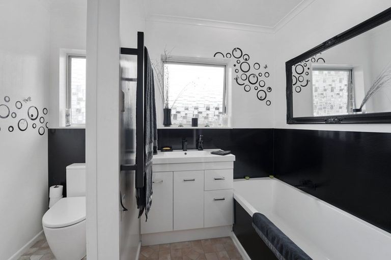 Photo of property in 37 Strathmore Avenue, Levin, 5510