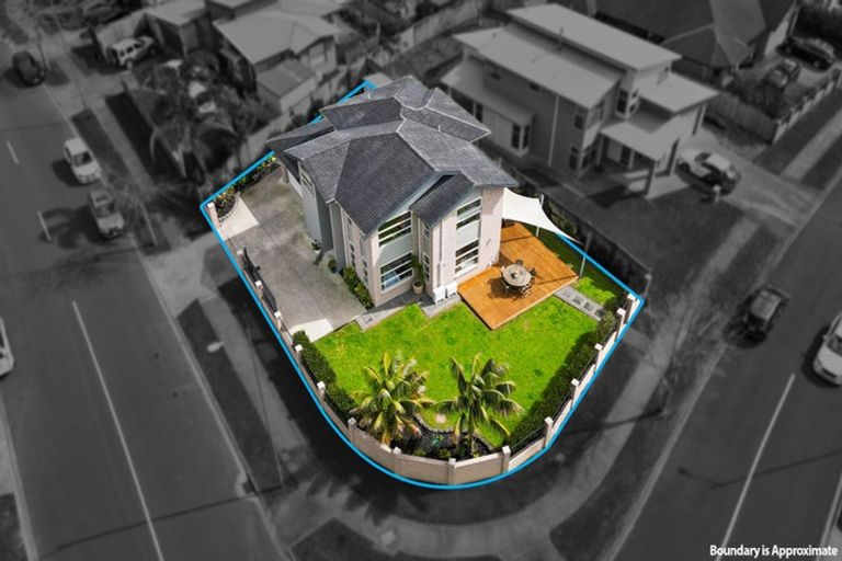 Photo of property in 111 Lake Panorama Drive, Henderson Valley, Auckland, 0612
