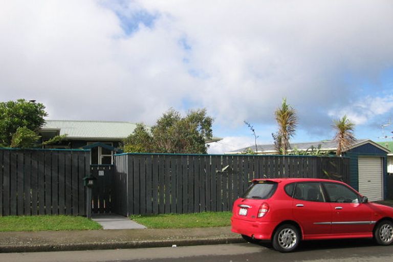 Photo of property in 11 Quigley Street, Newlands, Wellington, 6037