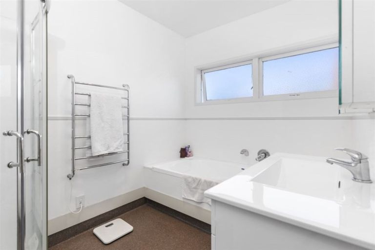 Photo of property in 2 Roberts Avenue, Belmont, Auckland, 0622