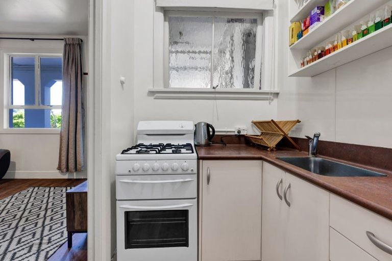 Photo of property in Devonport Apartments, 31/127 Saint Aubyn Street, New Plymouth, 4310