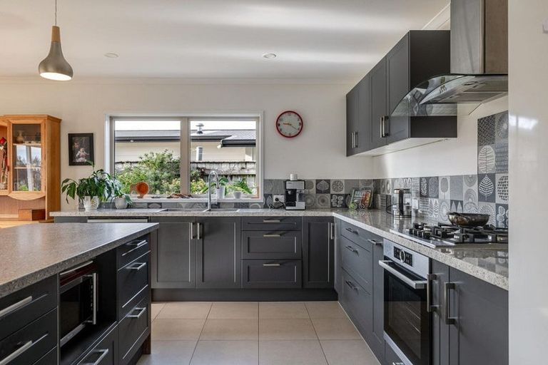 Photo of property in 6 Silkwood Place, Fitzherbert, Palmerston North, 4410