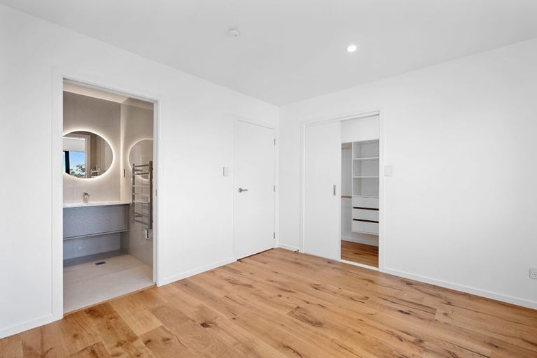 Photo of property in 5 Glendhu Road, Bayview, Auckland, 0629