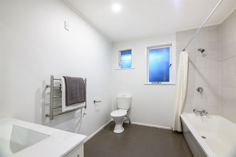 Photo of property in 8 Thuja Street, Green Bay, Auckland, 0604