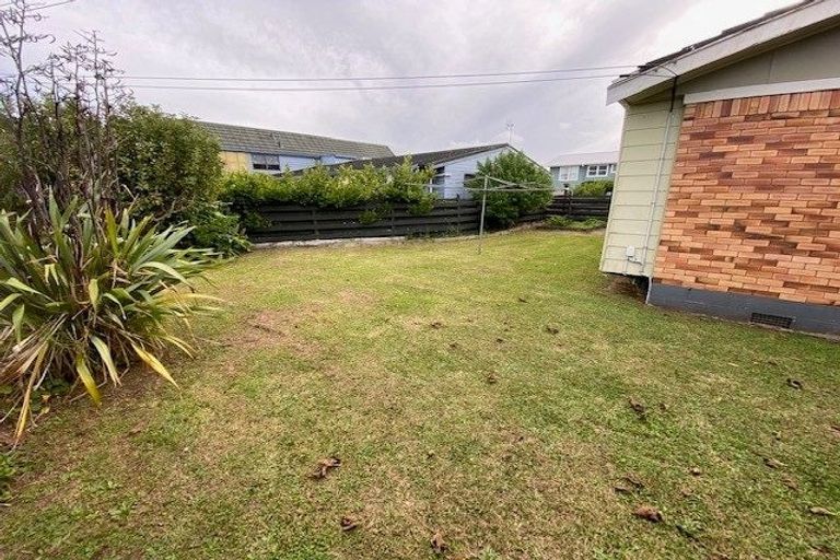 Photo of property in 2/118 Waimumu Road, Massey, Auckland, 0614
