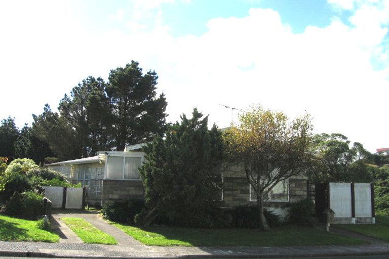 Photo of property in 43 Colchester Crescent, Newlands, Wellington, 6037