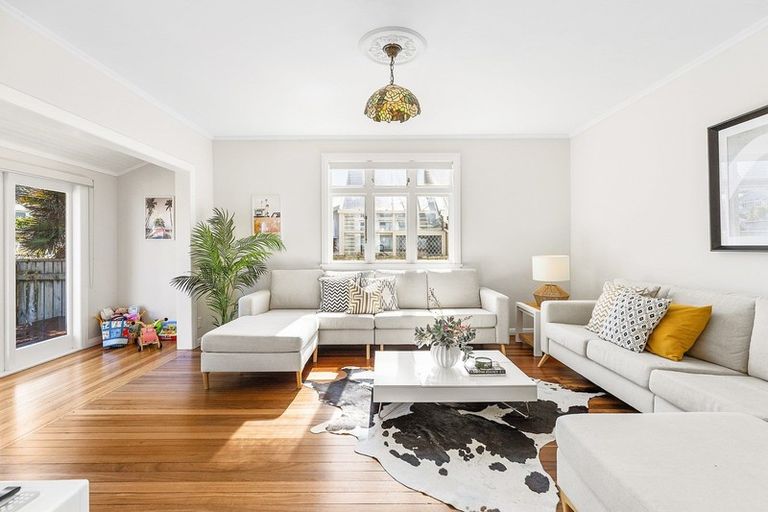 Photo of property in 99 The Parade, Island Bay, Wellington, 6023