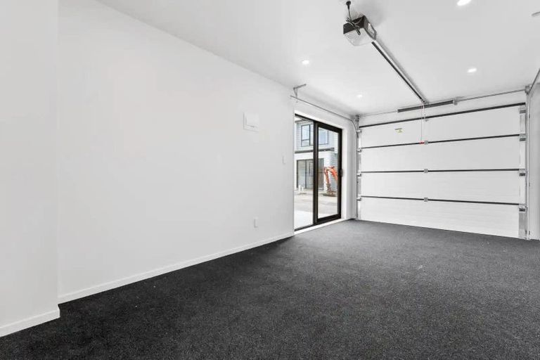 Photo of property in 28 Whare Kauri Road, Papakura, 2110