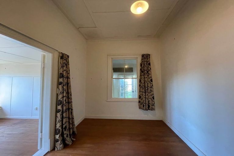 Photo of property in 24 Queen Mary Avenue, New Lynn, Auckland, 0600