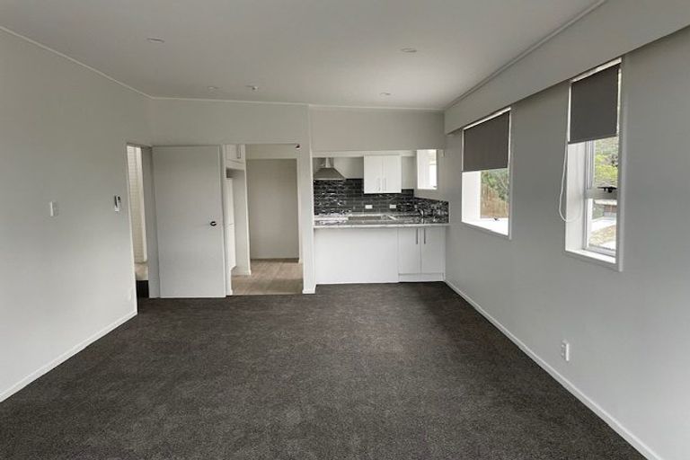 Photo of property in 4 Waiwera Crescent, Maupuia, Wellington, 6022
