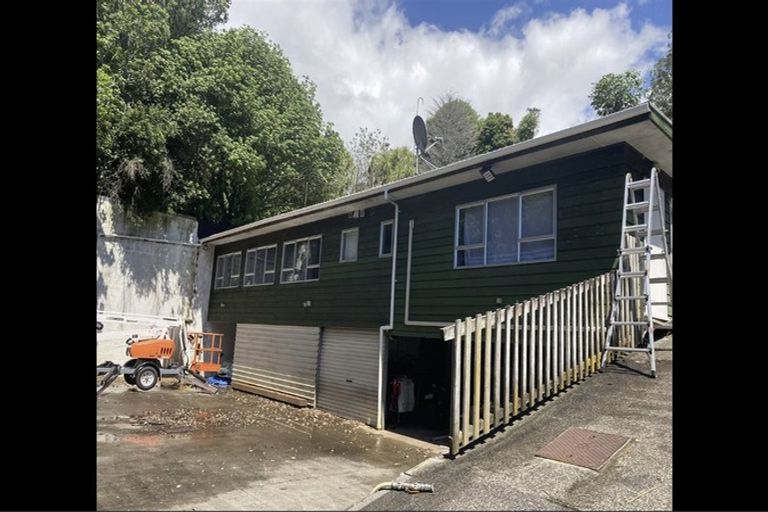 Photo of property in 323 Glenfield Road, Glenfield, Auckland, 0629