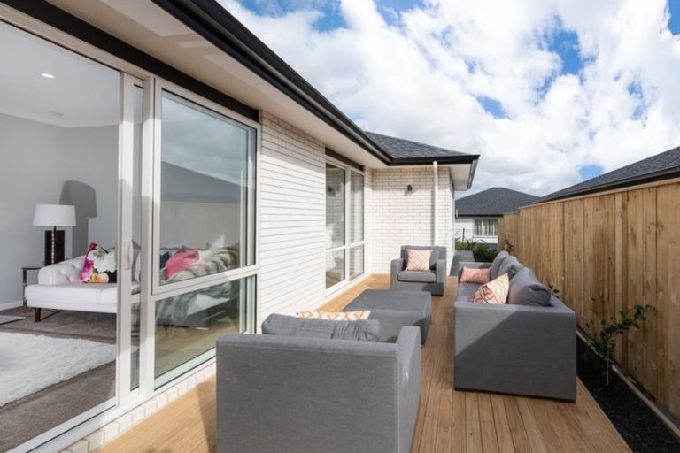 Photo of property in 17 Boocock Crescent, Orewa, 0931