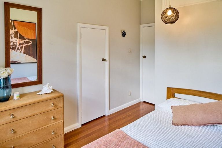 Photo of property in 1 Victory Crescent, Tawa, Wellington, 5028