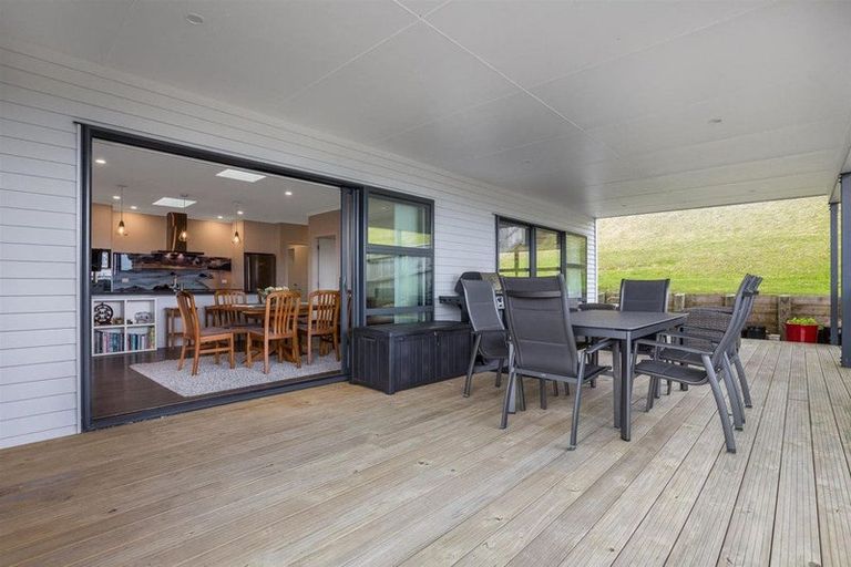 Photo of property in 12 Canary Way, Whitby, Porirua, 5024