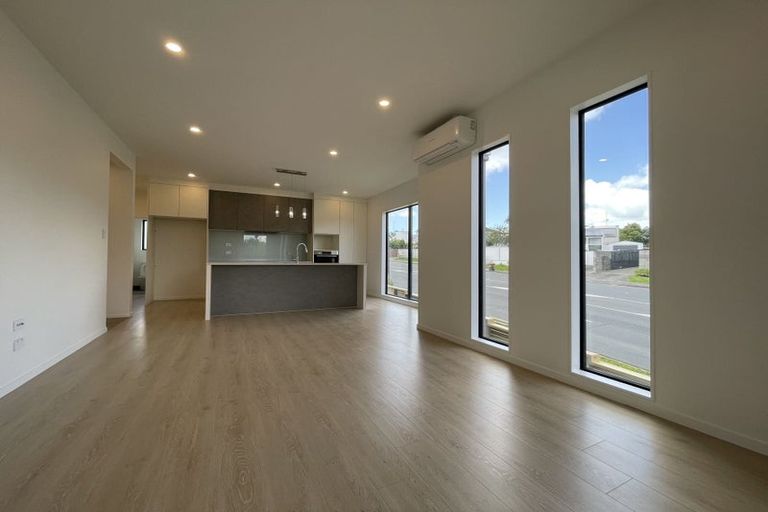 Photo of property in 1/11 Oteha Valley Road, Northcross, Auckland, 0632
