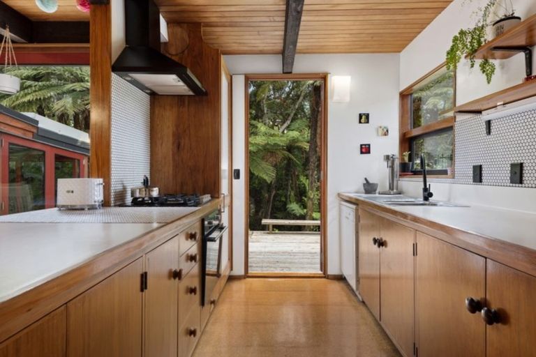 Photo of property in 77 Wyndham Road, Pinehaven, Upper Hutt, 5019