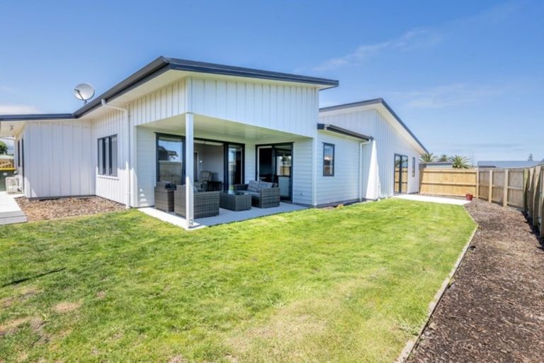 Photo of property in 12 Seagrass Place, Otaki Beach, Otaki, 5512