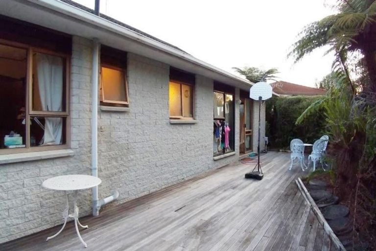 Photo of property in 2/9 Seaton Road, Murrays Bay, Auckland, 0630
