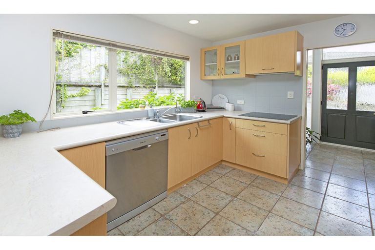 Photo of property in 3/39 Wade River Road, Stanmore Bay, Whangaparaoa, 0932