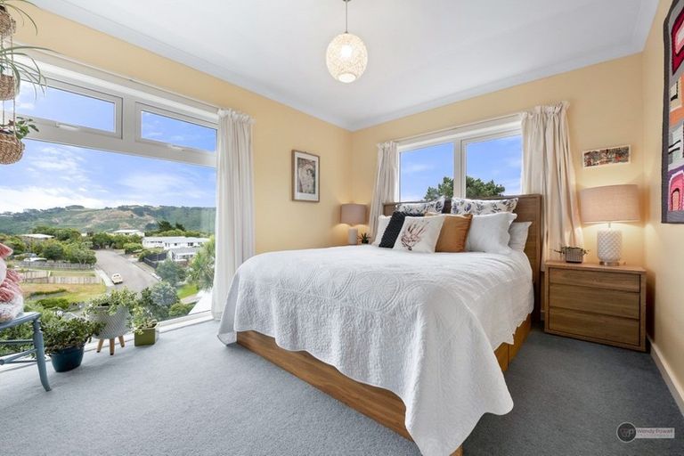 Photo of property in 5 Honeysuckle Grove, Maungaraki, Lower Hutt, 5010