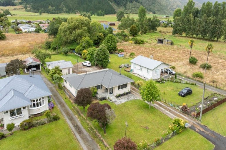 Photo of property in 153 Fairfax Street, Murchison, 7007