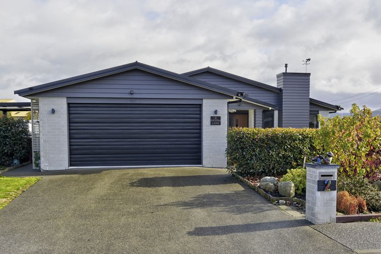 Photo of property in 2 Devon Lane, Carterton, 5713