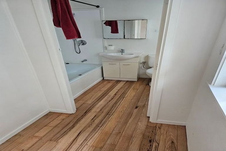 Photo of property in 2/2 Earl Road, Titirangi, Auckland, 0604