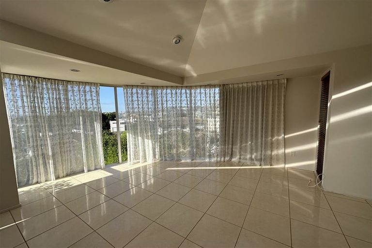 Photo of property in 2/23 Bernleigh Terrace, West Harbour, Auckland, 0618