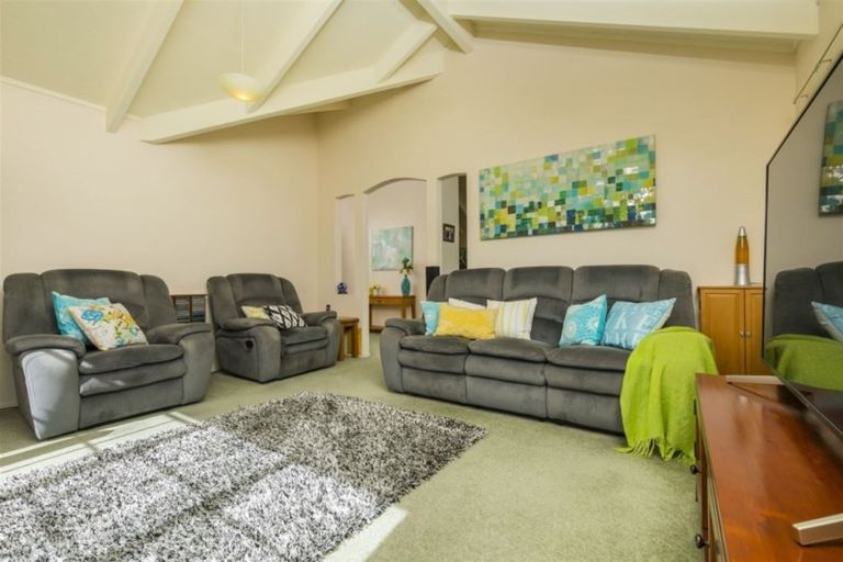 Photo of property in 18 Graven Court, Henderson, Auckland, 0612