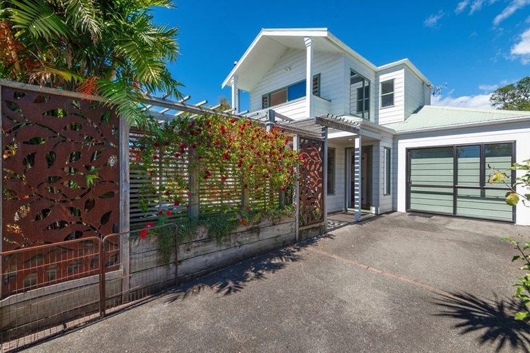 Photo of property in 2/13 Montgomery Avenue, Rothesay Bay, Auckland, 0630