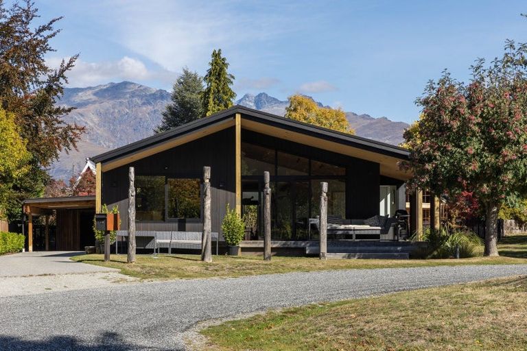 Photo of property in 10 Preston Drive, Arrowtown, 9302