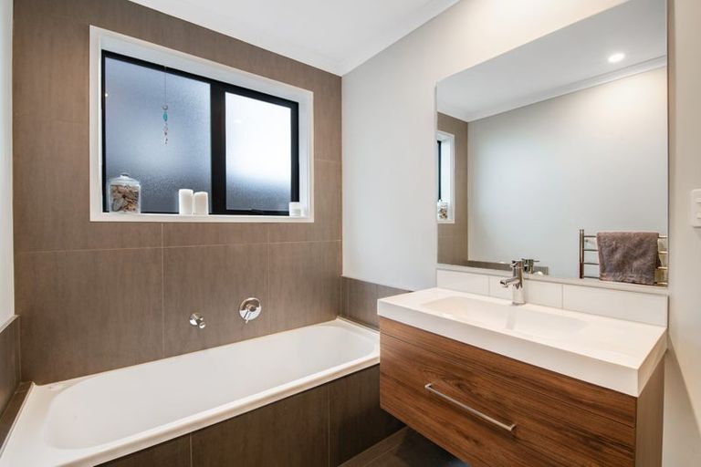 Photo of property in 34 Paparahi Place, Wainui, Silverdale, 0992