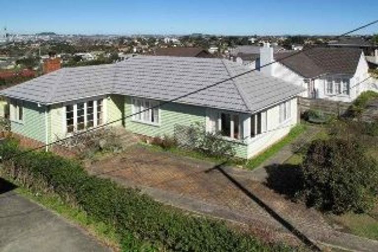 Photo of property in 82 Ocean View Road, Northcote, Auckland, 0627