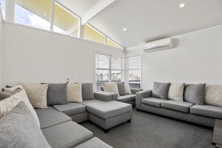 Photo of property in 18 Farnborough Crescent, Mangere, Auckland, 2022