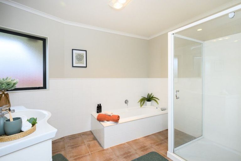 Photo of property in 6 Ron Place, Fitzherbert, Palmerston North, 4410