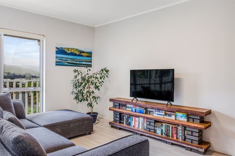 Photo of property in 1/12 Kenef Road, Paremata, Porirua, 5024