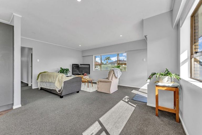 Photo of property in 17 Edgewater Parade, Waiuku, 2123