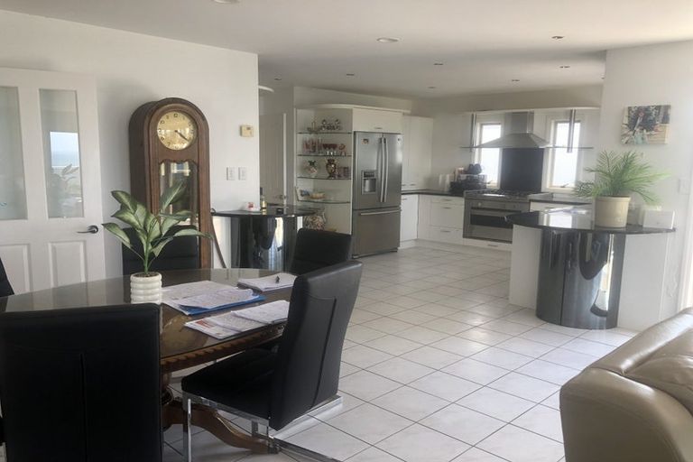 Photo of property in 2/25 Churchill Road, Murrays Bay, Auckland, 0630