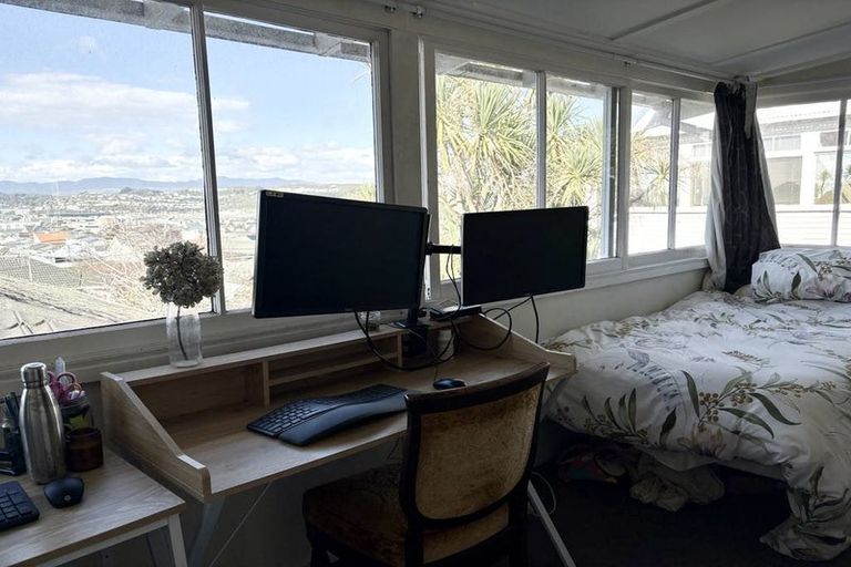 Photo of property in 80 Queens Drive, Lyall Bay, Wellington, 6022