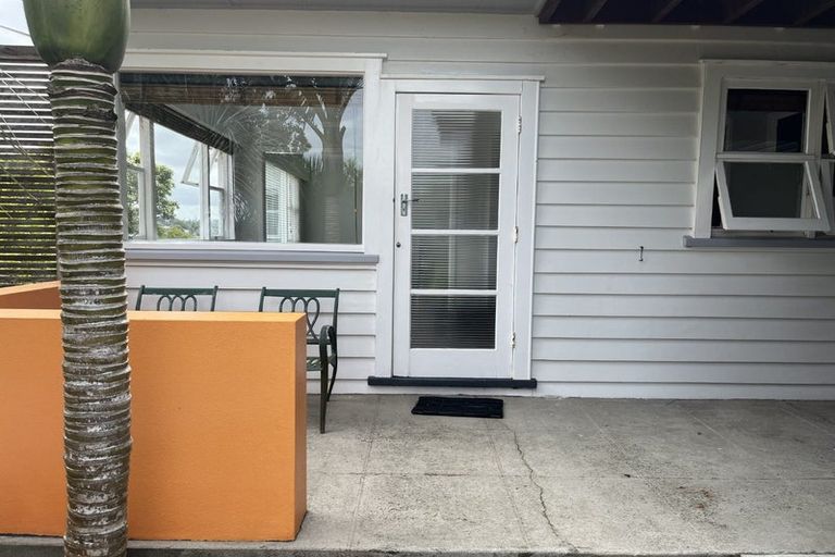 Photo of property in 54 Howard Road, Northcote, Auckland, 0627